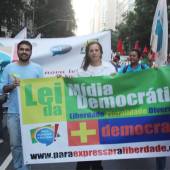 Barão de Itararé participa de passeata dos movimentos sociais no Centro do Rio de Janeiro